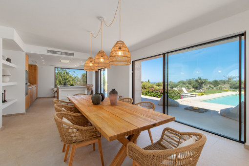 Comedor con acceso a la terraza