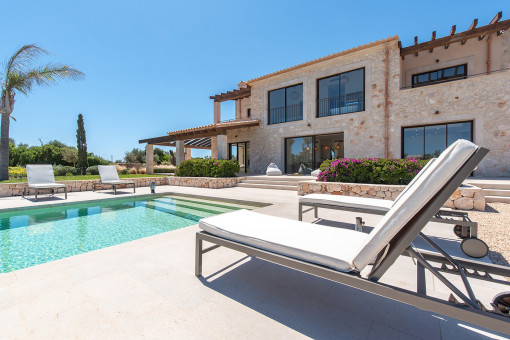 Piscina con solariúm