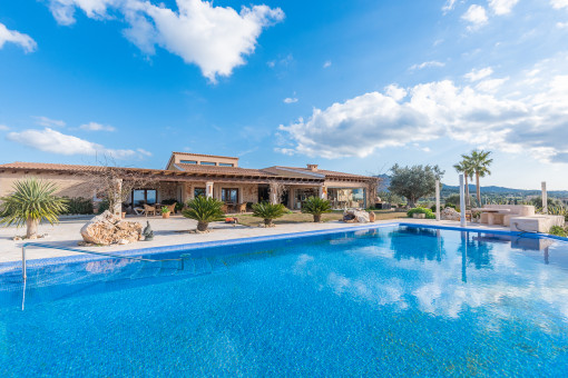 Espaciosa finca familiar de una sola planta con piscina desbordante climatizada y fantásticas vistas panorámicas en Son Prohens