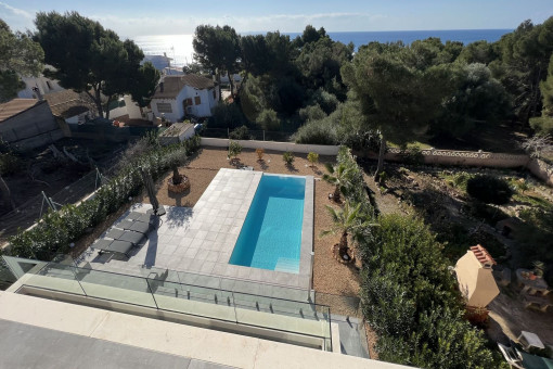 Piscina y vistas al mar