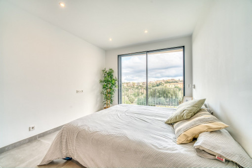 Dormitorio con baño en suite