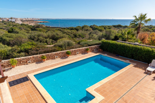 Piscina y vistas al mar