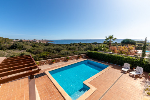 Piscina y vistas al mar