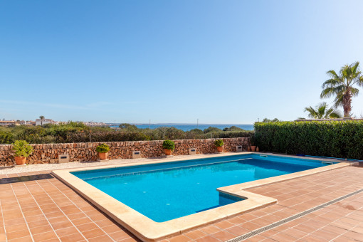 Piscina y vistas al mar