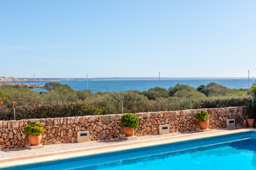Piscina y vistas al mar