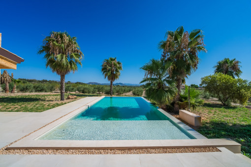 Piscina con vistas a la bahía de Alcúdia
