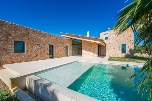 Villa mediterránea de nueva construcción con piscina cubierta en Muro