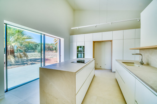 Cocina con salida a una terraza