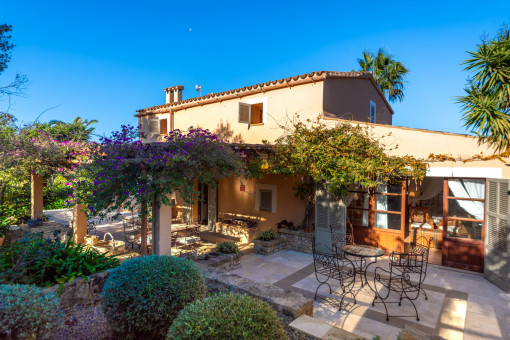 Finca romántica con jardín de ensueño, olivar propio y maravillosas vistas al valle en el este de Mallorca