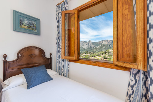 Dormitorio con una vista