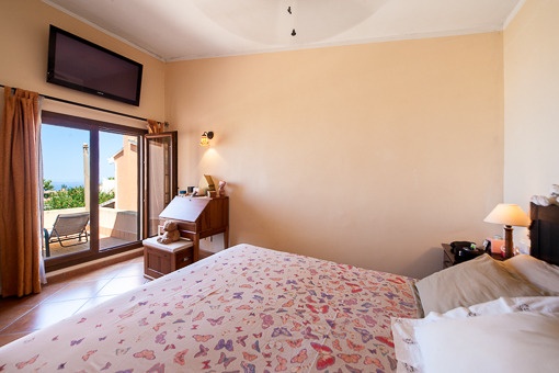 Dormitorio principal con ventanas panorámicas