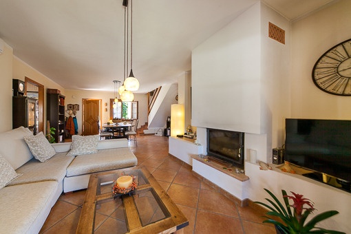 Salón agradable con chimenea