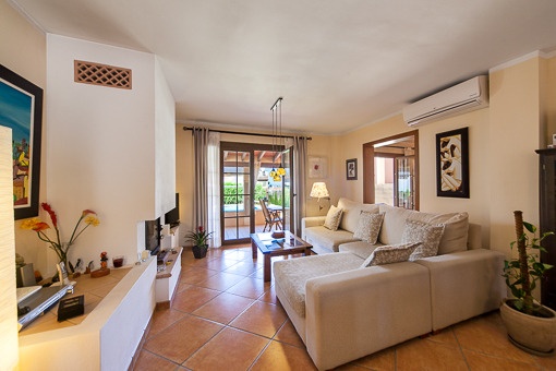 Dormitorio luminoso con baño en suite