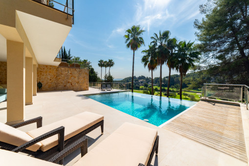 Chalet familiar en Son Vida con piscina y vistas panorámicas al campo de golf