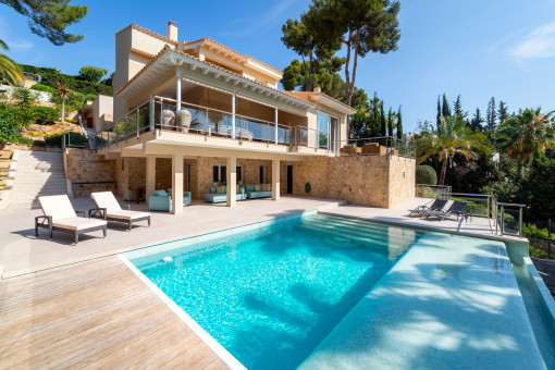 Villa familiar directamente en el campo de golf de Son Vida con piscina y vistas de primera al campo.