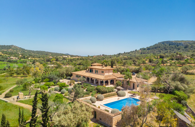 Encantadora finca en la colina de Hamburgo con vistas panorámicas de la iglesia de Cas Concos a la sierra de Tramuntana.