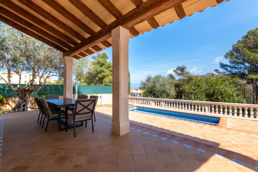 Terraza cubierta con comedor