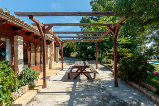 Terraza soleada con comedor