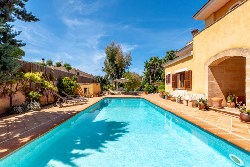 Vista a la piscina y jardín
