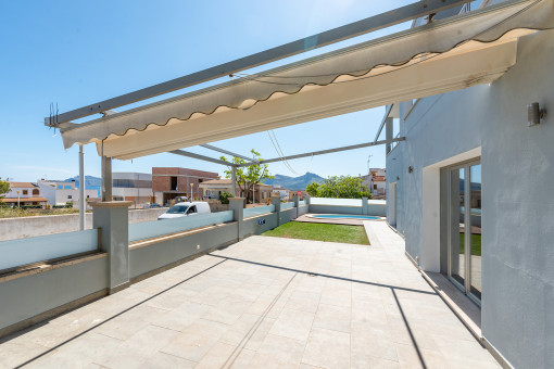 Espaciosa terraza con toldo