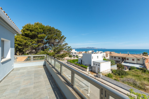 Espaciosa terraza con vistas lejanas