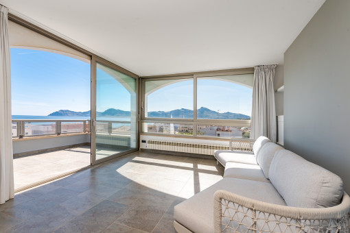 Moderno salón con vistas impresionantes