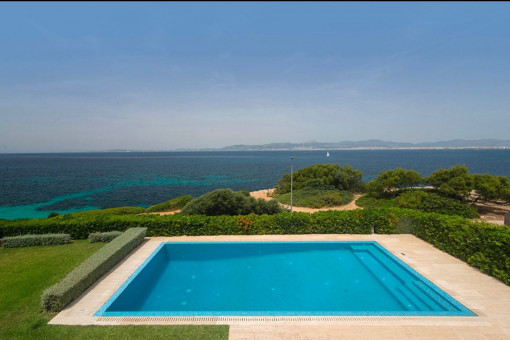 Zona de piscina con vistas al mar