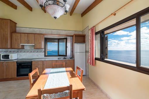 Comedor y cocina con ventanas panorámicas