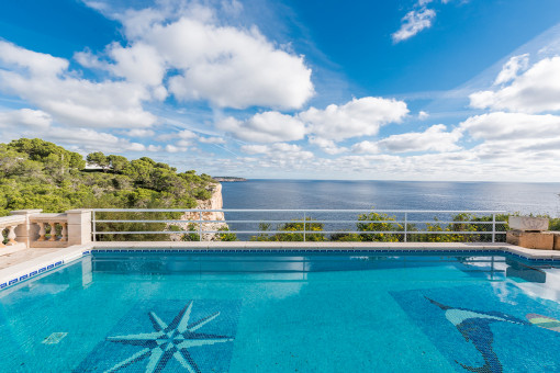 Chalet en primera línea de mar en una ubicación impresionante de Cala Llombards