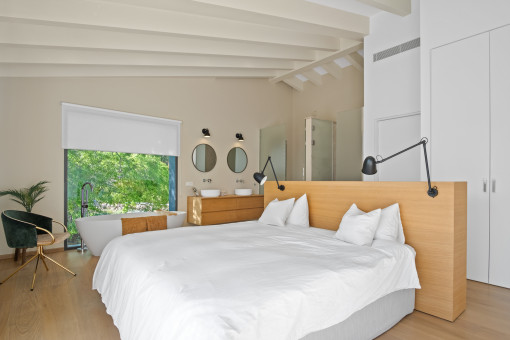 Dormitorio con baño en suite