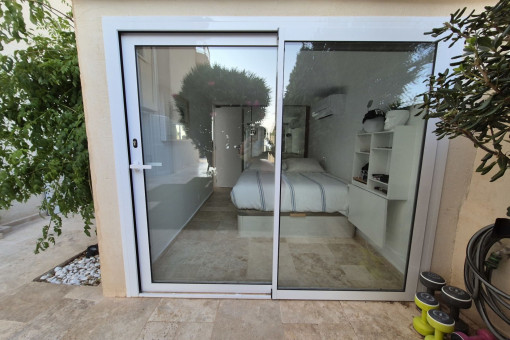 Dormitorio con acceso directo al jardin