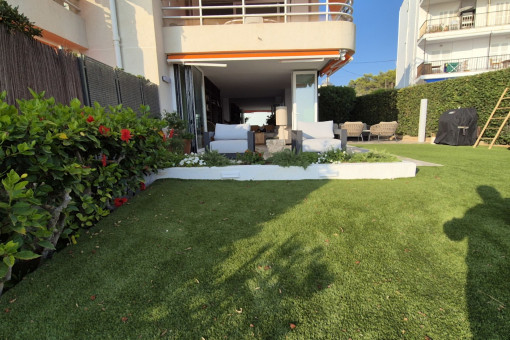 Terraza cubierta y jardin