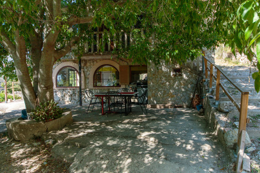 Romántica terraza con sombra