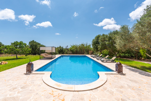 Zona de piscina bien cuidada