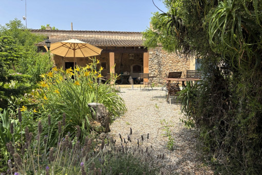 Hotel rural con jardín