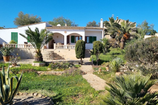 Finca romántica con licencia de alquiler vacacional y jardín en primera línea de mar cerca de Cala Llombards