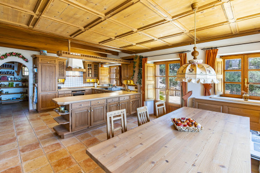 Cocina rústica con comedor