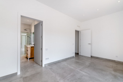 Dormitorio con baño en suite