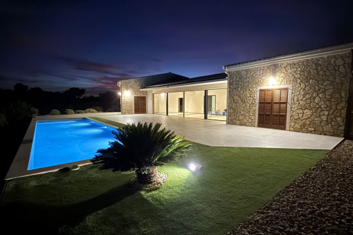 sineu-finca-mieten-poolbeleuchtung