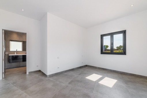 Dormitorio con baño en suite