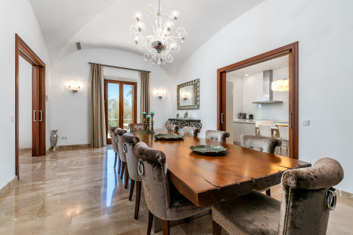 Comedor con techos altos
