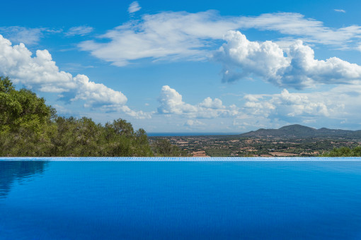 Piscina con vistas lejanas