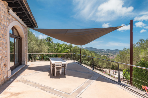 Terraza con comedor al aire libre
