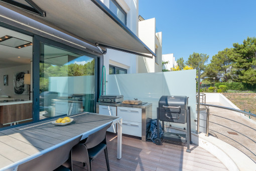 Terraza con zona de barbacoa y toldo