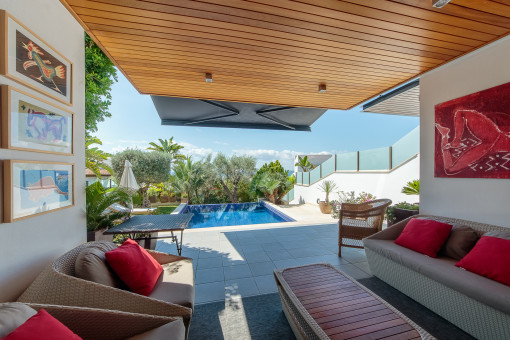 Terraza cubierta con vistas a la piscina