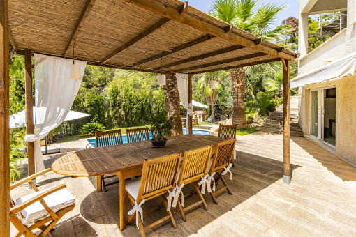 Terraza a lado de la piscina