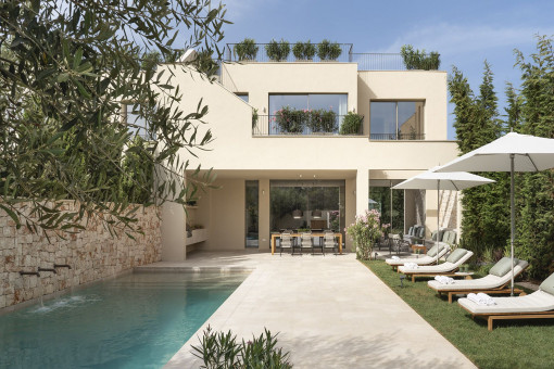 Lujosa villa de nueva construcción con piscina y gran terraza en la azotea con vistas al mar a poca distancia del puerto de Cala Figuera