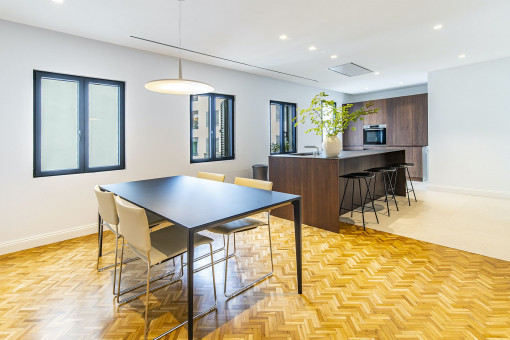 Zona de comedor con la cocina abierta