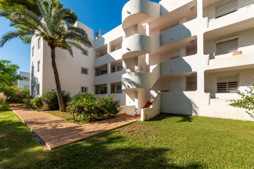 Jardín y edificio