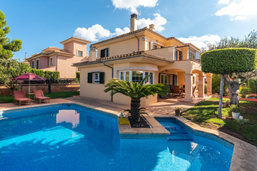 Chalet mediterráneo con piscina y jardín en Puig de Ros